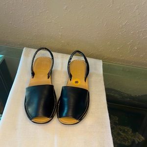 NWT Black sandal Keneth Cole 8